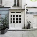 Stay In The Heart Of Paris